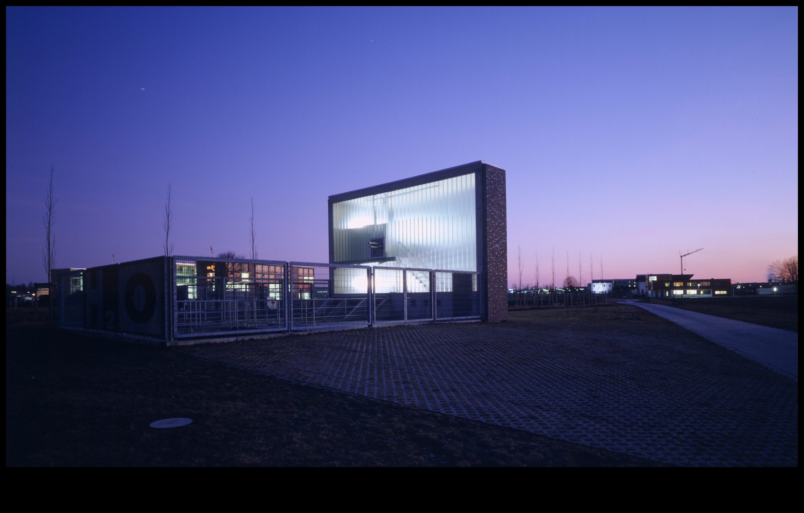 Oțel și piatră Serenity: strălucirea fotografiei arhitecturale